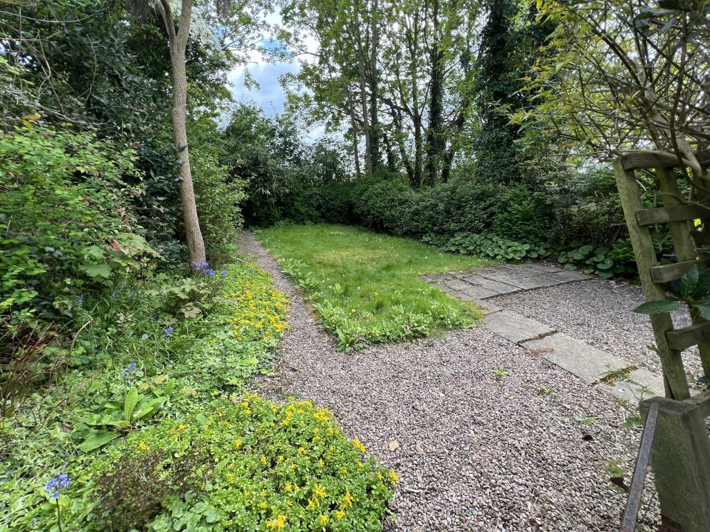 Lot: 74 - FREEHOLD INVESTMENT COMPRISING FIVE APARTMENTS WITH PARKING AND GARDENS - General view of the detached garden to the front of 12 Clifton Hill